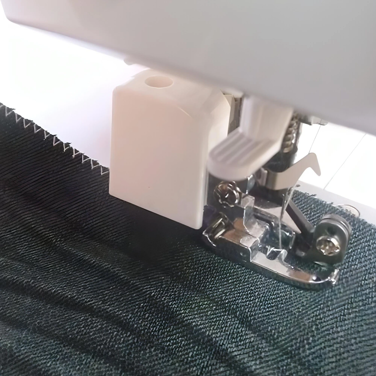 Side Cutter Overlocking Foot Attachment For Singer Sewing Machines - Cut And Hem As You Sew 2 Side Cutter Overlocking Foot Attachment For Singer Sewing Machines - Cut And Hem As You Sew - Image 2